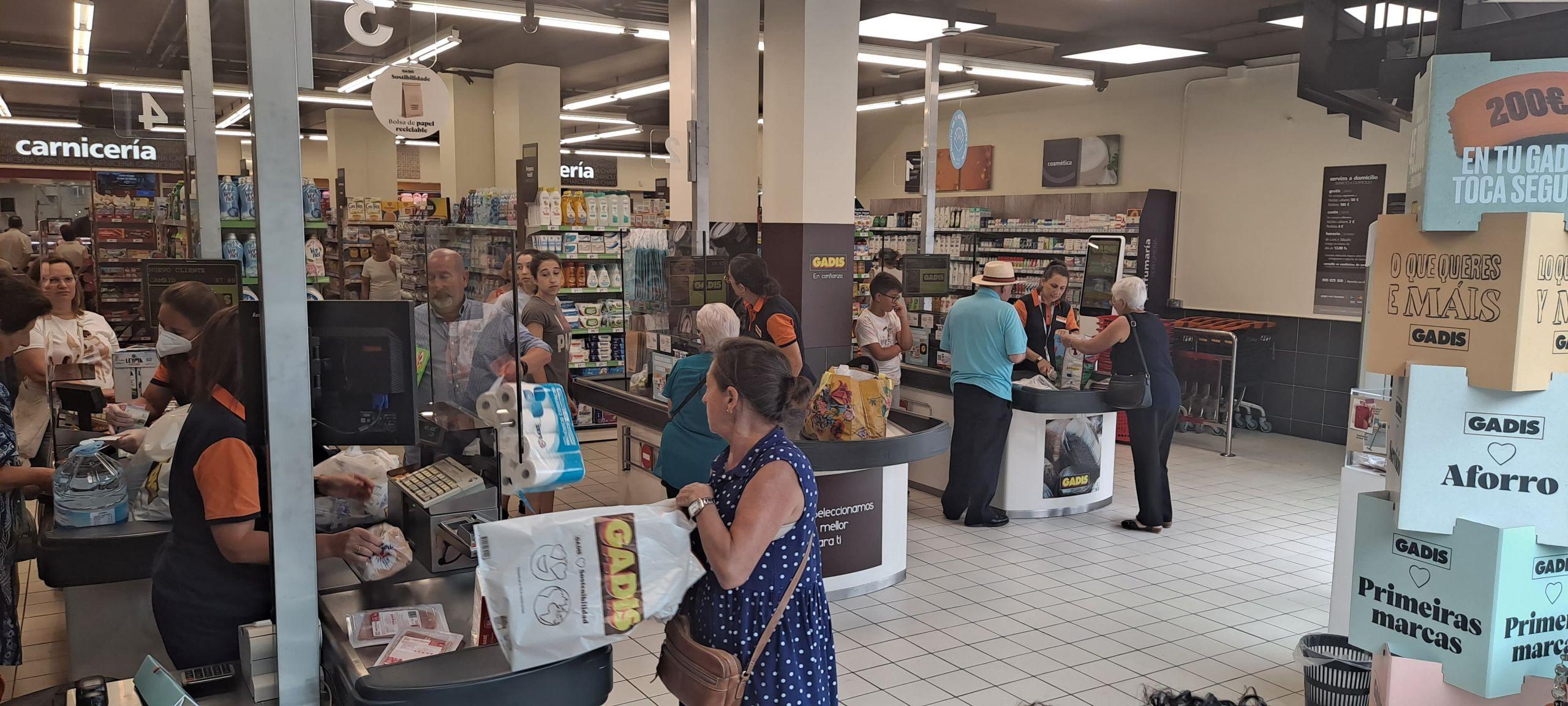 Interior del supermercado Gadis que ha reabierto en Carballo (Gadisa).