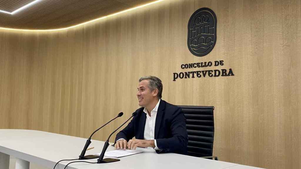 El portavoz del grupo municipal del Partido Popular de Pontevedra, Rafa Domínguez, en rueda de prensa.