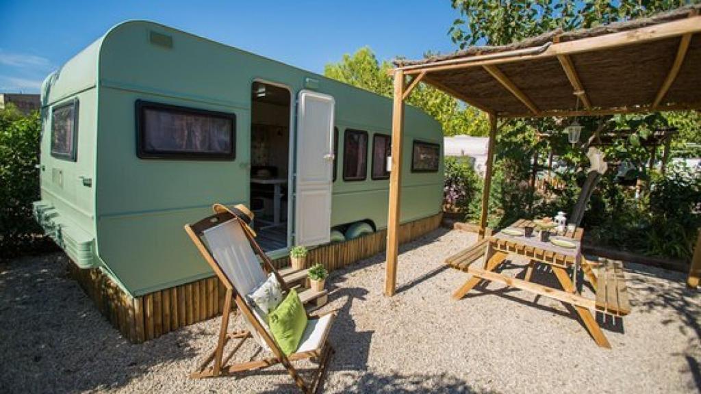 Caravana 'vintage' en el Camping Miramar