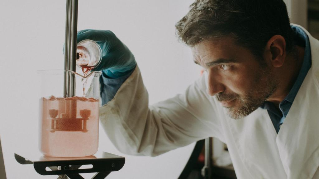 Pedro Catalá preparando un nuevo producto.