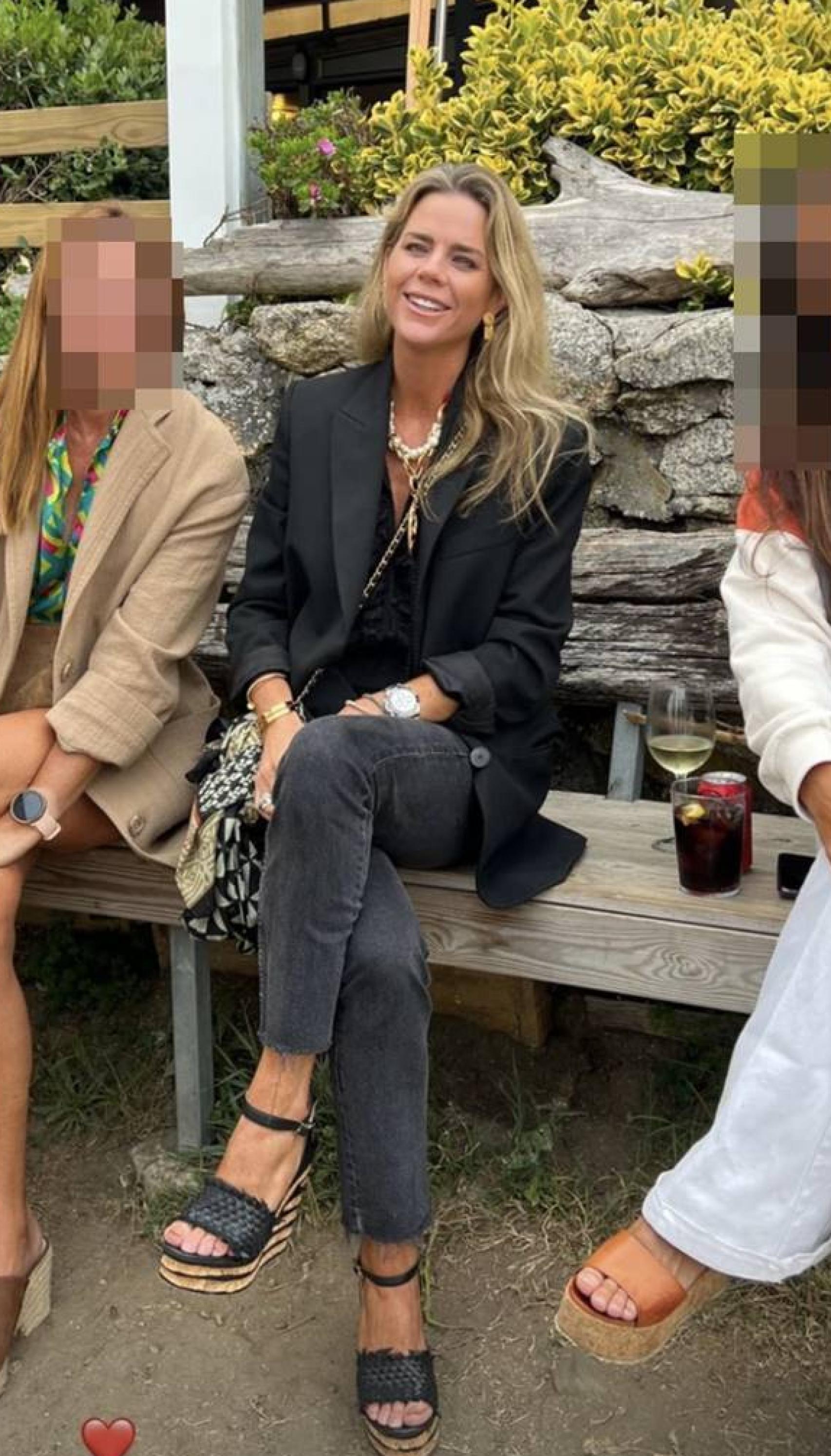 Amelia Bono total look negro en Galicia