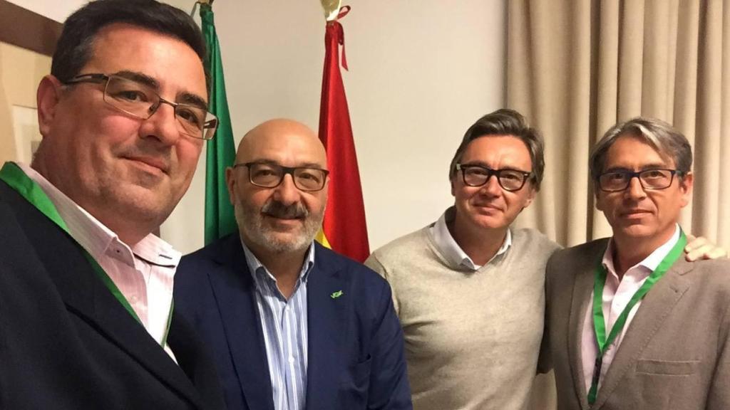 Manuel Gavira y Alejandro Hernández en el medio de la fotografía.