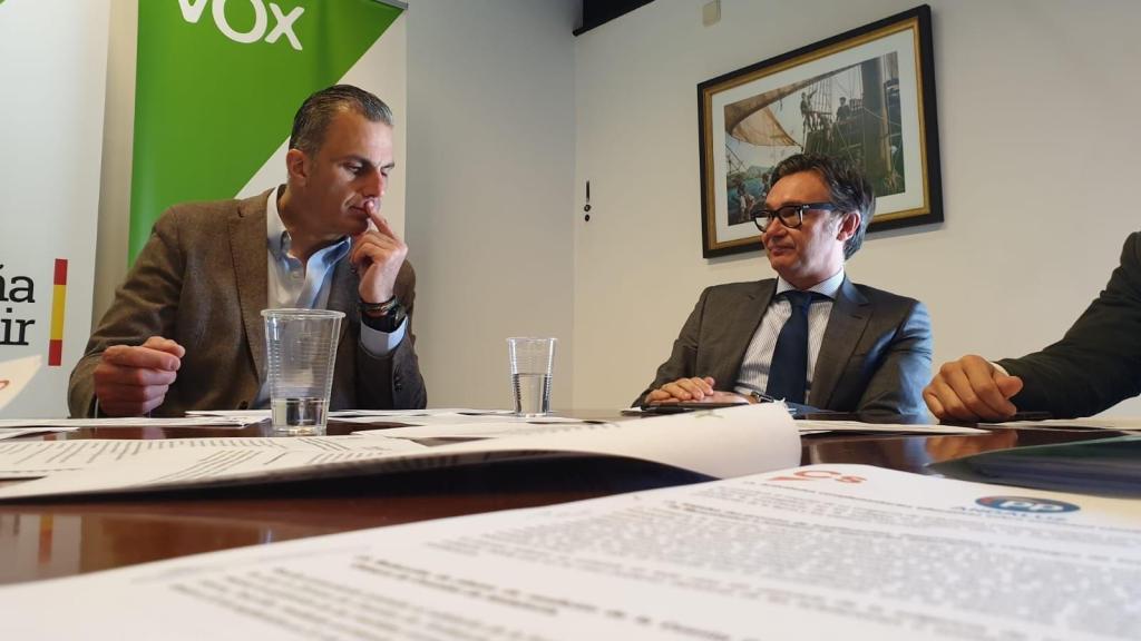 Manuel Gavira junto a Javier Ortega Smith.