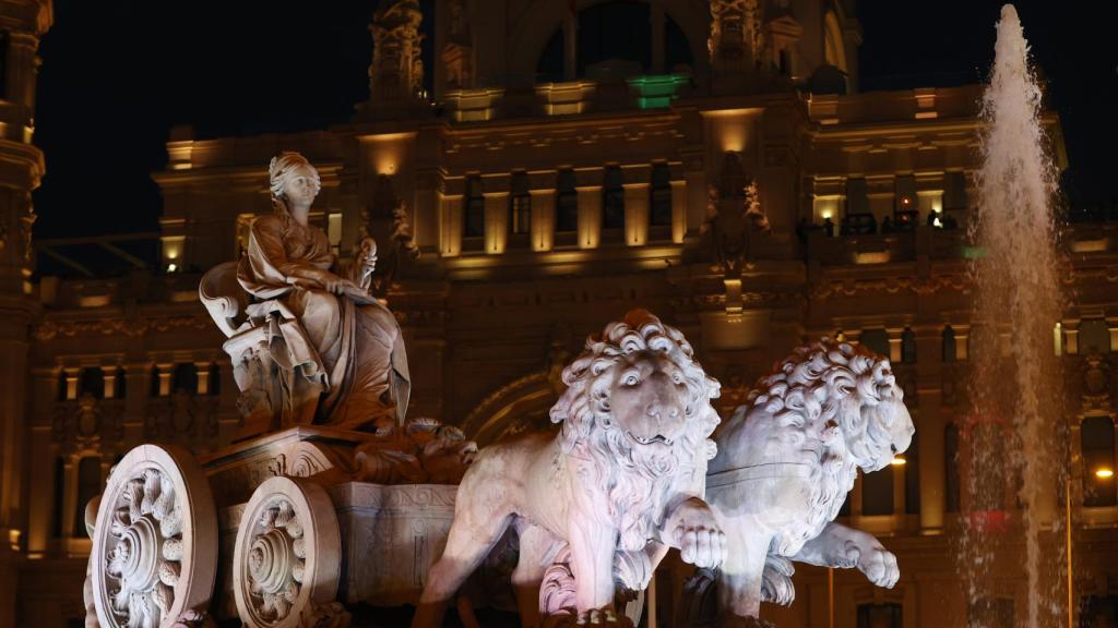 La Cibeles de Madrid la primera noche del 'apagón' decretado por el Gobierno.