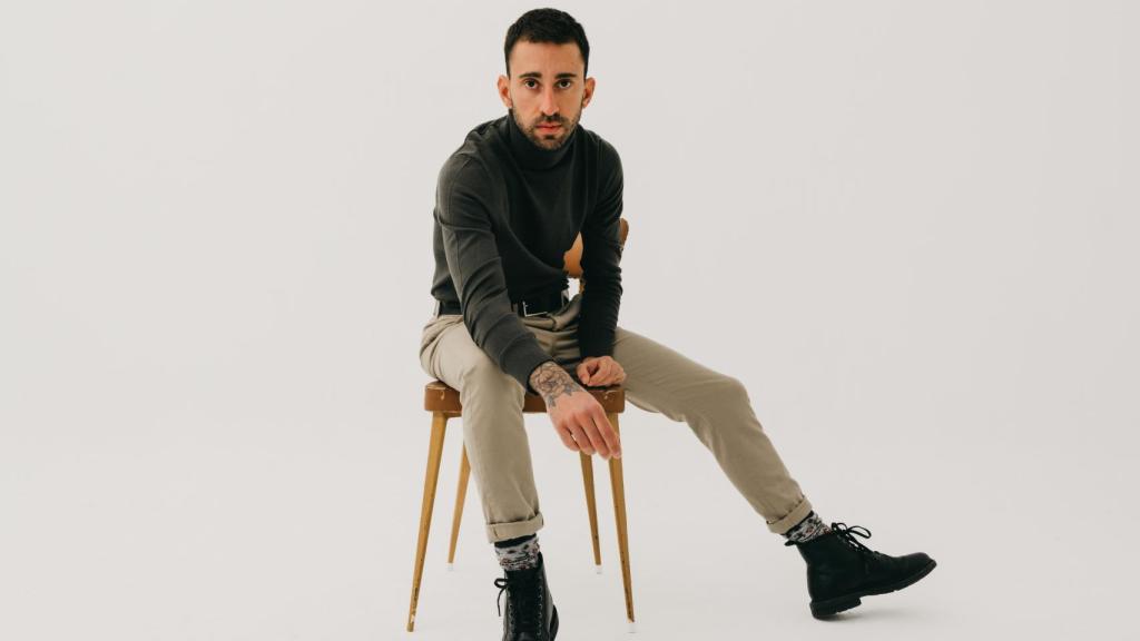 Pablo Alamá estudió periodismo antes de embarcarse en las artes dramáticas.