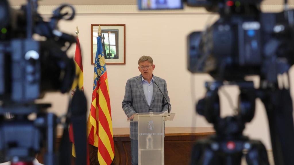Ximo Puig, durante su atención a los medios tras la reunión. EE