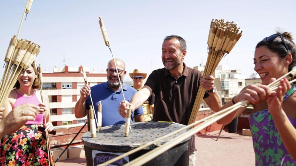 El alcalde, González, en el centro, con otros ediles, este viernes.