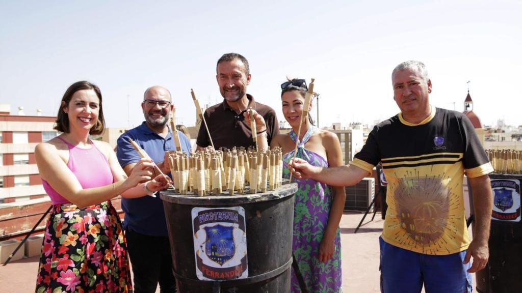 Fernando Ferrández, de pirotecnia Ferrández, posa con los responsables políticos.