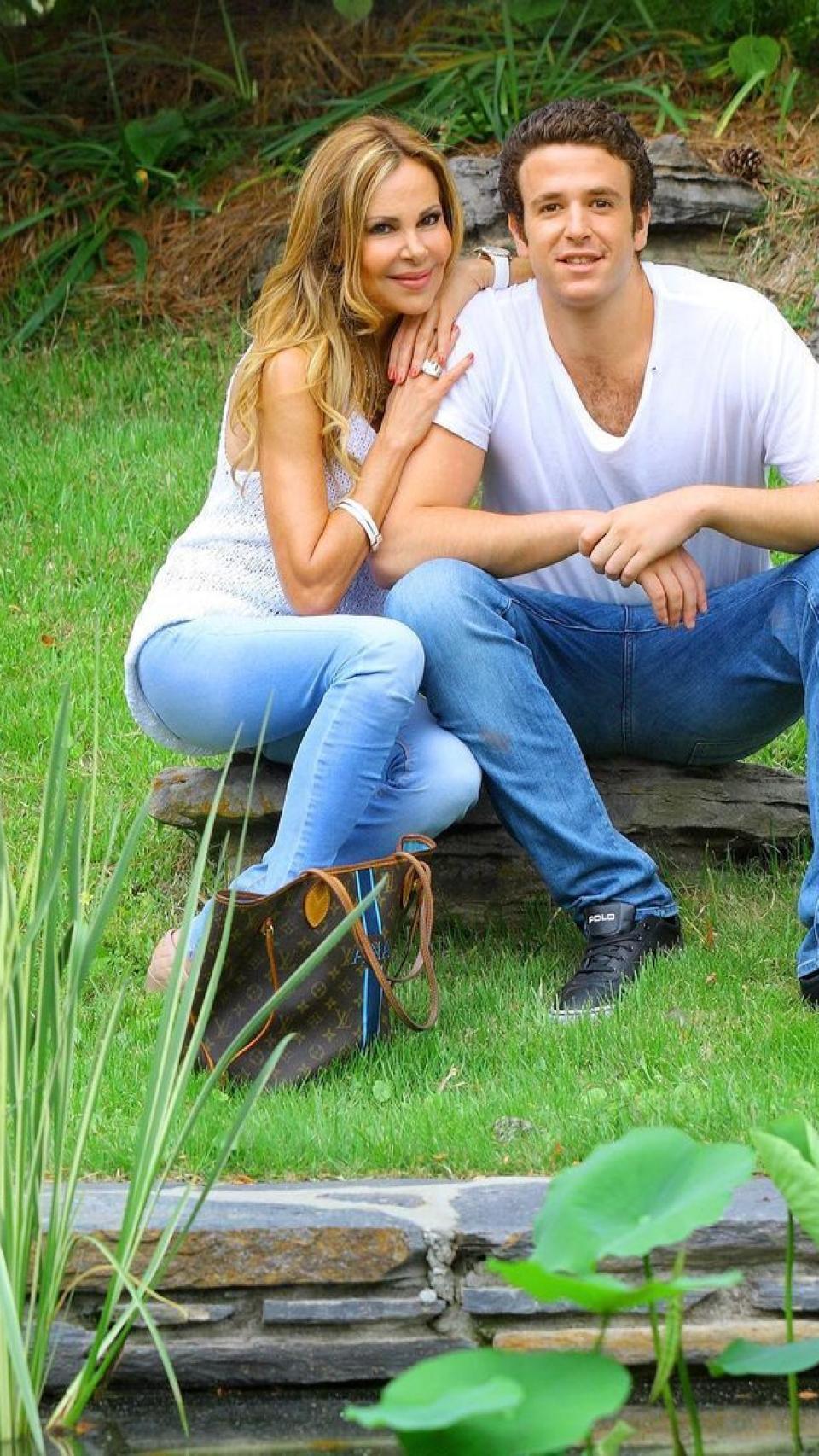 Ana García Obregón junto a su hijo, Álex Lequio, en una imagen de sus redes sociales.