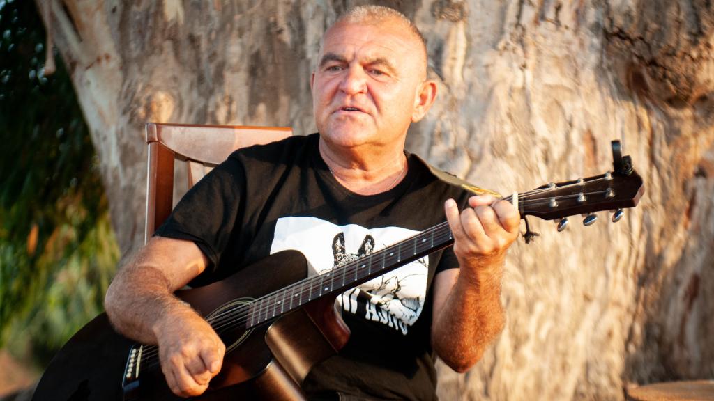 El Koala toca ante el eucalipto centenario.