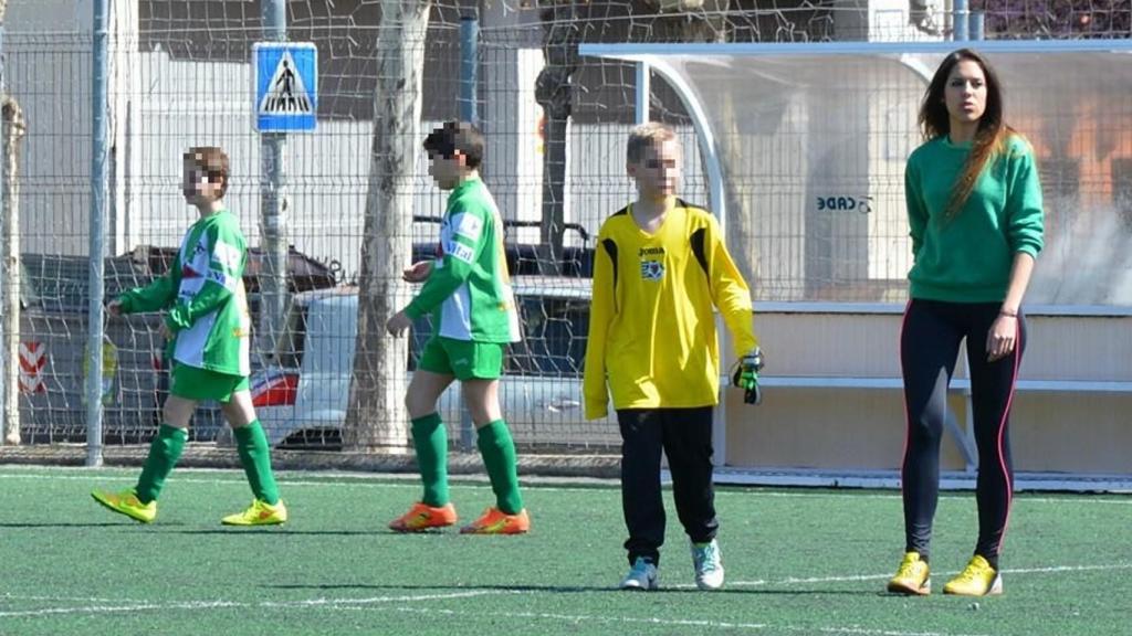 Alba Oliveros ha sido entrenadora de jóvenes futbolistas.