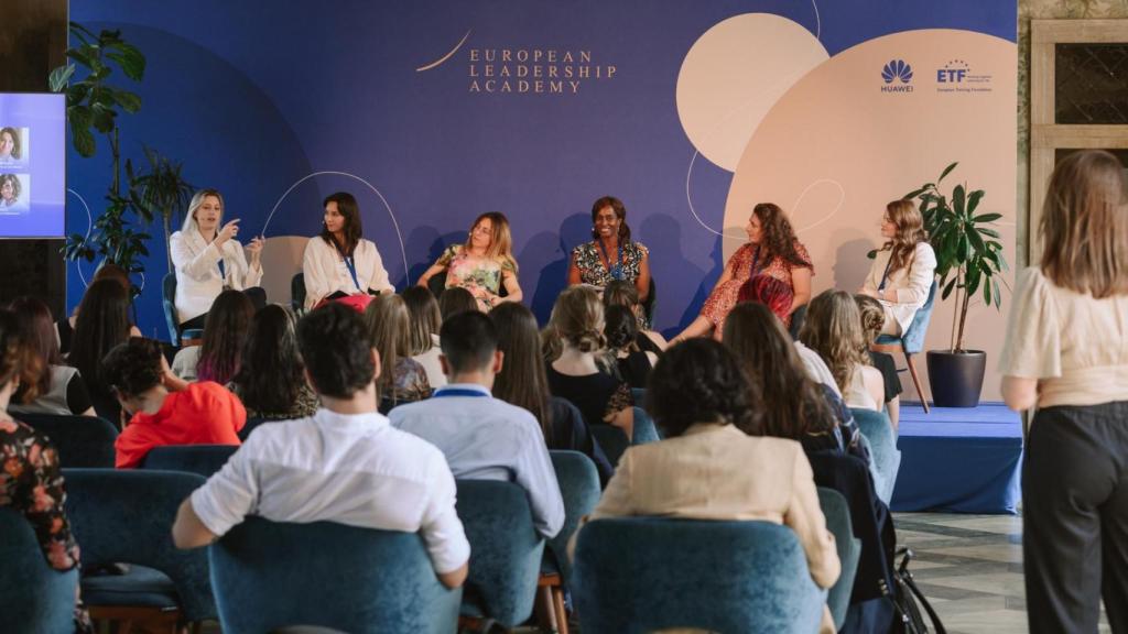 Andrea G. Rodríguez (a la izquierda) fue una de las ponentes de la European Leadership Academy organizada por Huawei.