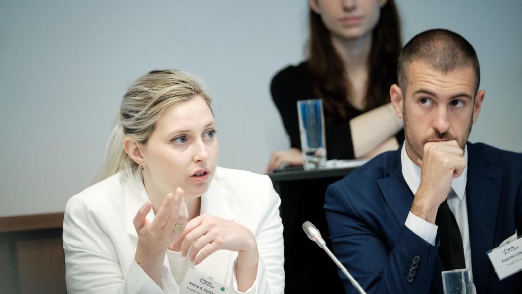 Andrea G. Rodríguez durante una conferencia de Friends of Europe.