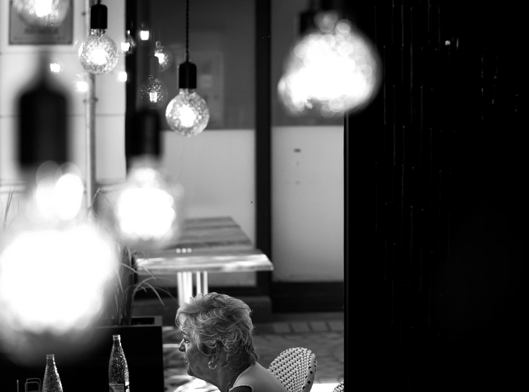 Teresa Porras retratada a través de un ventanal.