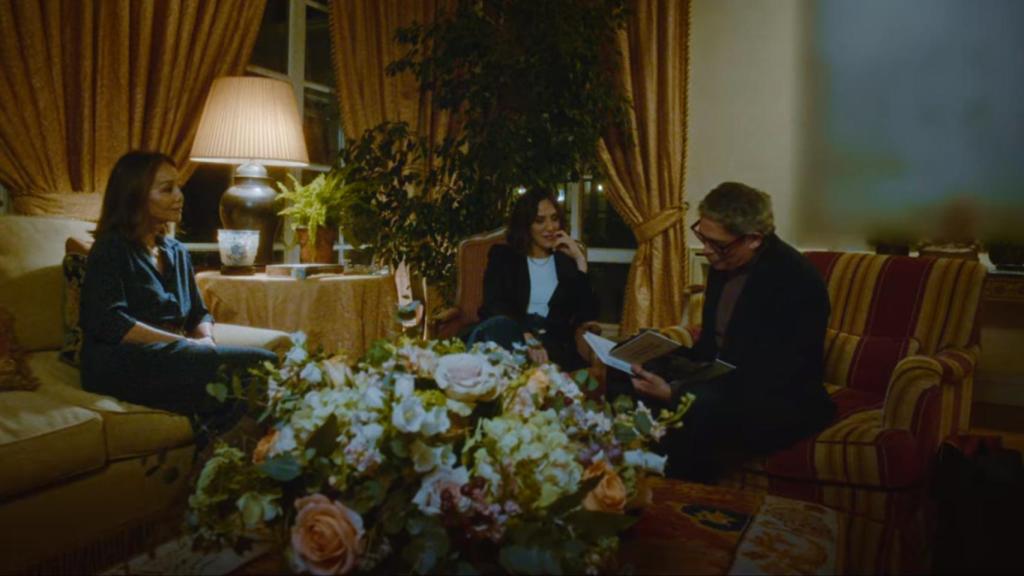 Tamara en su documental con su madre y su amigo Boris Izaguirre.