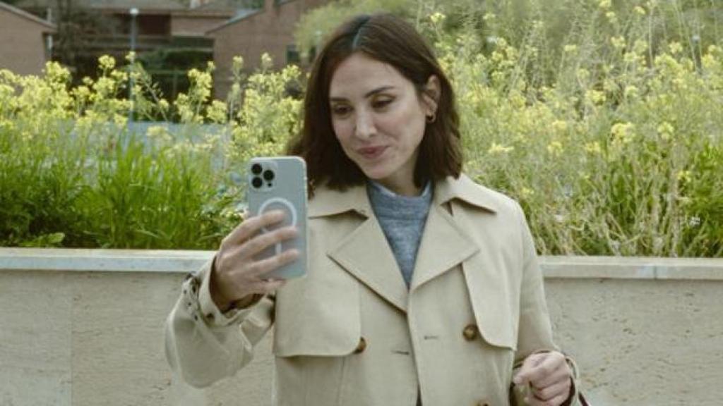 Tamara Falcó charlando con su pareja por videollamada en su documental.