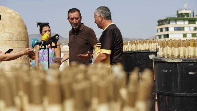 Un instante del montaje pirotécnico en la azotea del Ayuntamiento ocurrido en la mañana de este viernes.