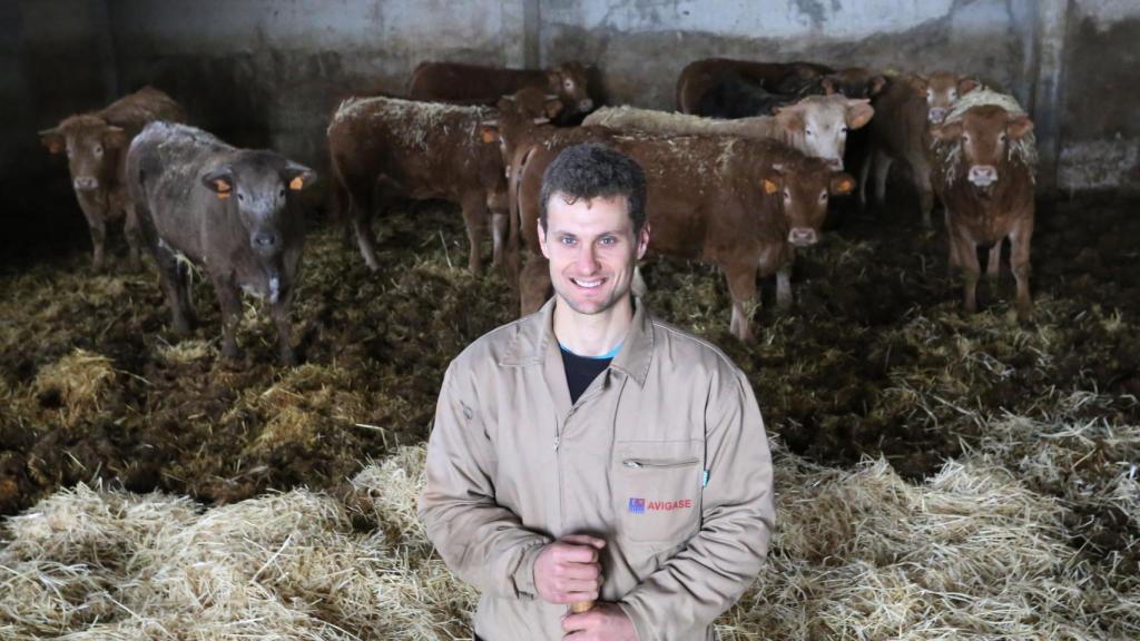 Un joven agricultor de Castilla y León en su explotación gandera y agrícola