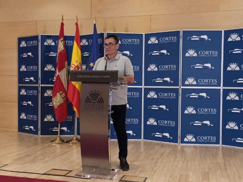 El portavoz de Sanidad del Grupo Socialista, Jesús Puente, durante su rueda de prensa de este viernes en las Cortes.