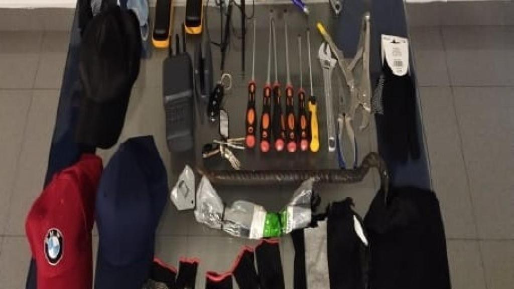 Herramientas y material incautado a los presuntos autores