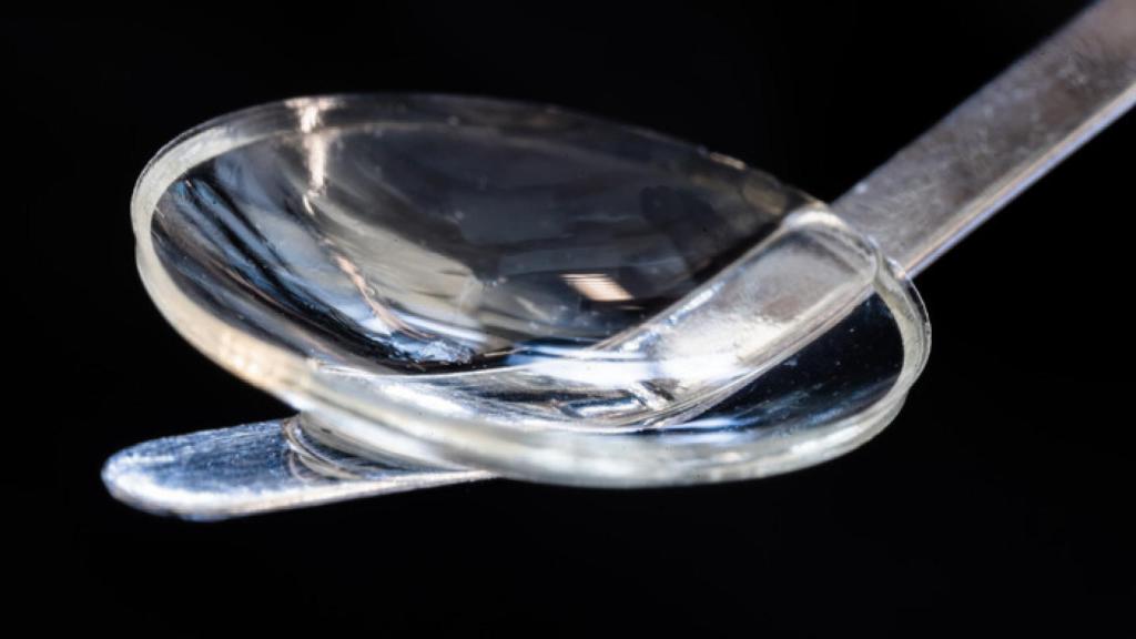 Implante de córnea hecha de colágeno derivado de la piel de un cerdo.