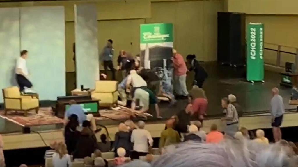 El escritor Salman Rushdie, tendido tras ser apuñalado en una presentación en Nueva York.