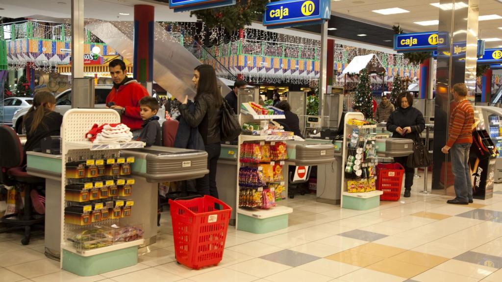 Varias personas en las cajas de un hipermercado de Toledo.
