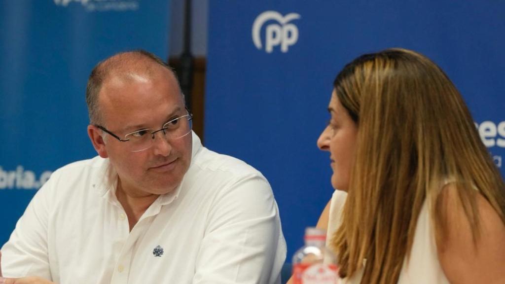 Miguel Tellado este viernes, junto a la presidenta del PP de Cantabria, María José Sáenz de Buruaga.