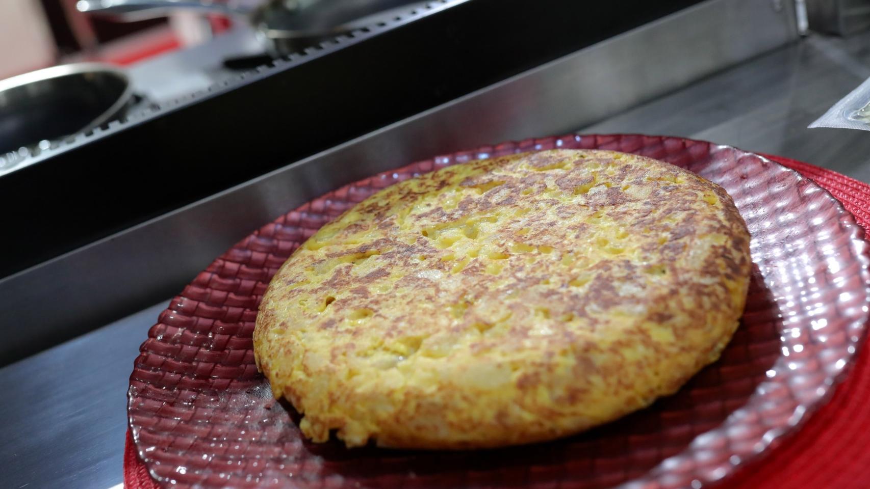 Una tortilla de patatas lista para servir en un bar.