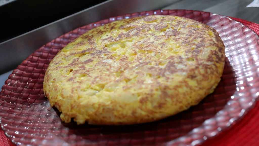 Una tortilla de patatas lista para servir en un bar.