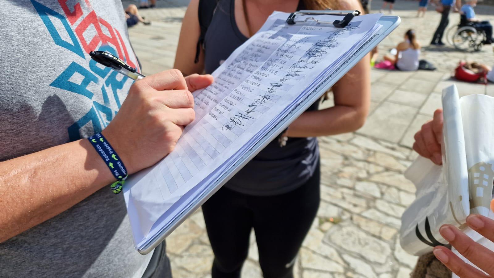 Recogida de firmas en la plaza del Obradoiro para apoyar a los propietarios de viviendas de uso turístico.