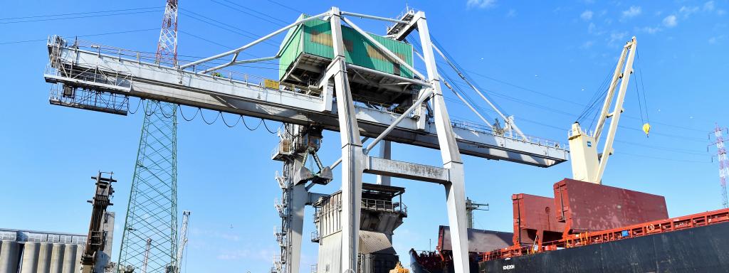 Descarga de los contenedores de un barco ucraniano que transporta grano tras su llegada a un puerto tras cruzar el Mar Negro este 13 de agosto