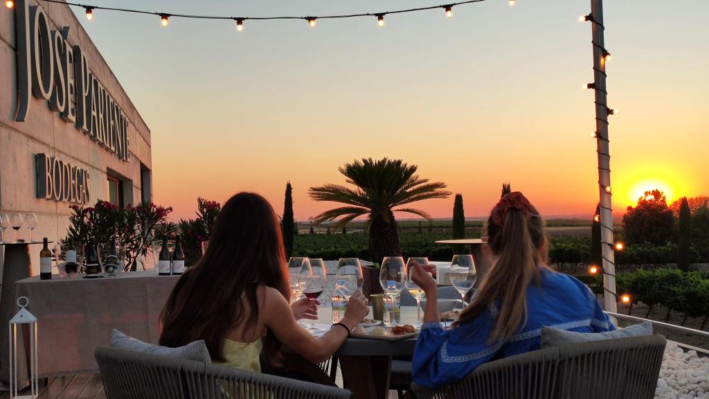 Cata maridada durante el atardecer en Caliza