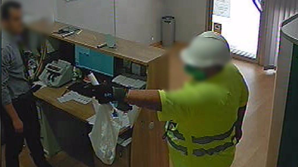 El atracador fue grabado por una cámara de seguridad durante uno de sus golpes.