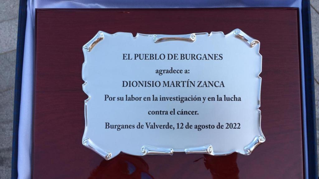 Placa entregada a la familia