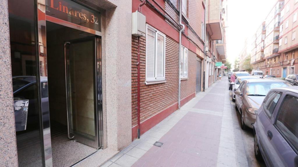 Vivienda de la calle Linares donde aparecieron los cadáveres de una madre y su hija tras un incendio