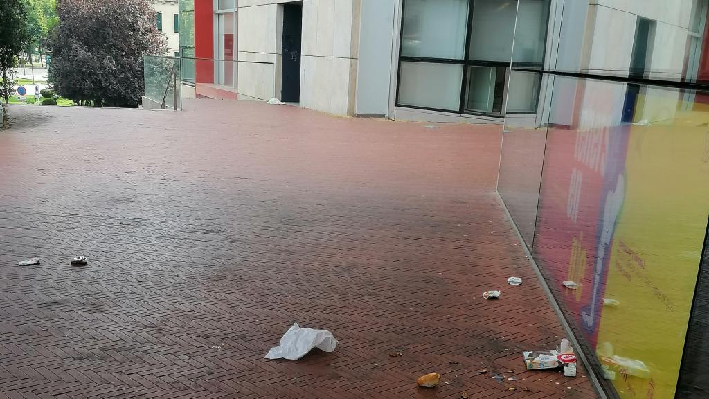 Suciedad acumulada en los exteriores del Museo de la Evolución Humana de Burgos