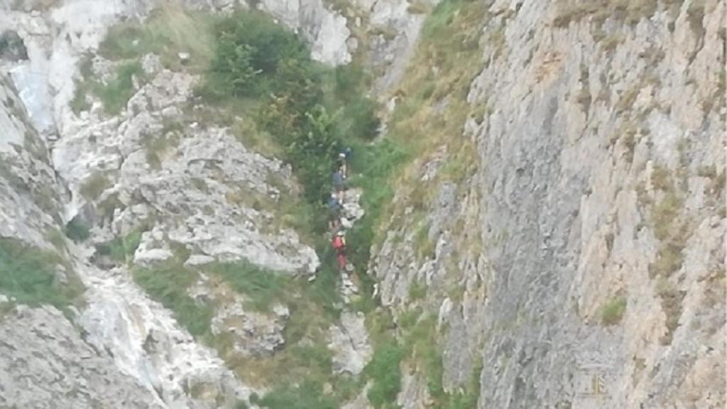 Una imagen de la complicada operación de rescate