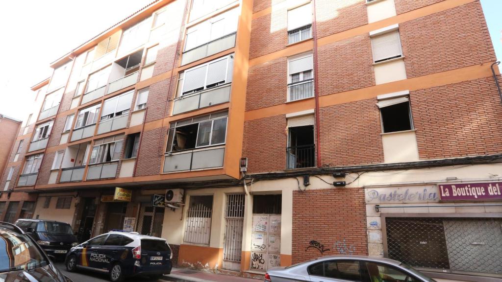 Edificio de la calle Marqués de Santillana de Valladolid, donde apareció calcinado uno de los tres cadáveres tras declararse un incendio