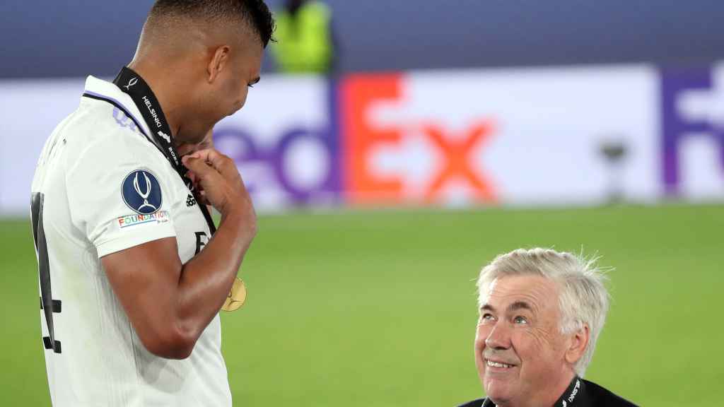 Ancelotti, junto a Casemiro tras ganar la Supercopa de Europa