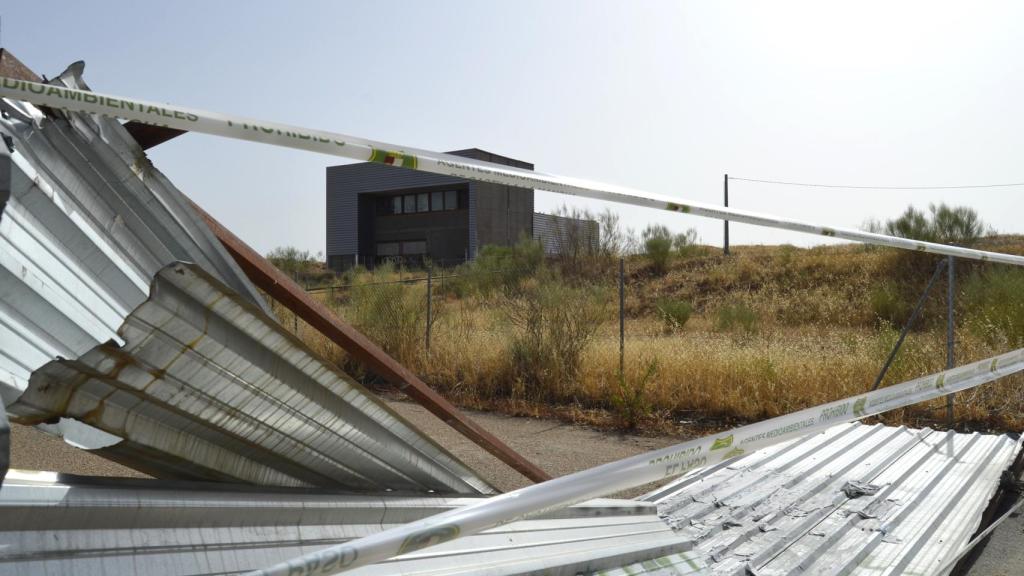 La valla perimetral de lo que iba a ser el Barrio Avanzado de Toledo se encuentra caída en el suelo.