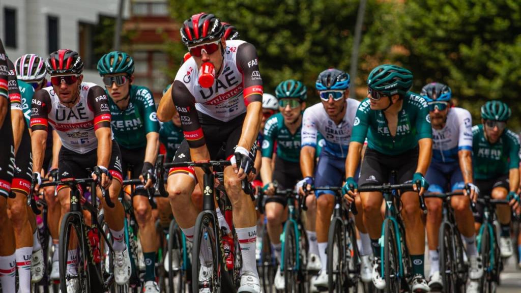 Juan Ayuso cambia su bidón.