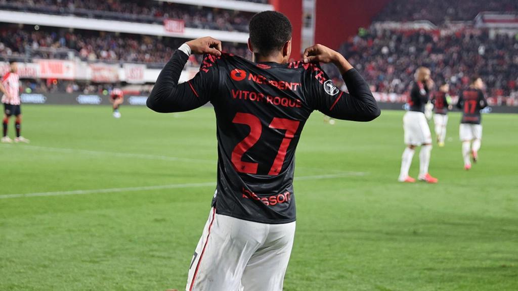 Vitor Roque celebra su gol con Athletico Paranaense.