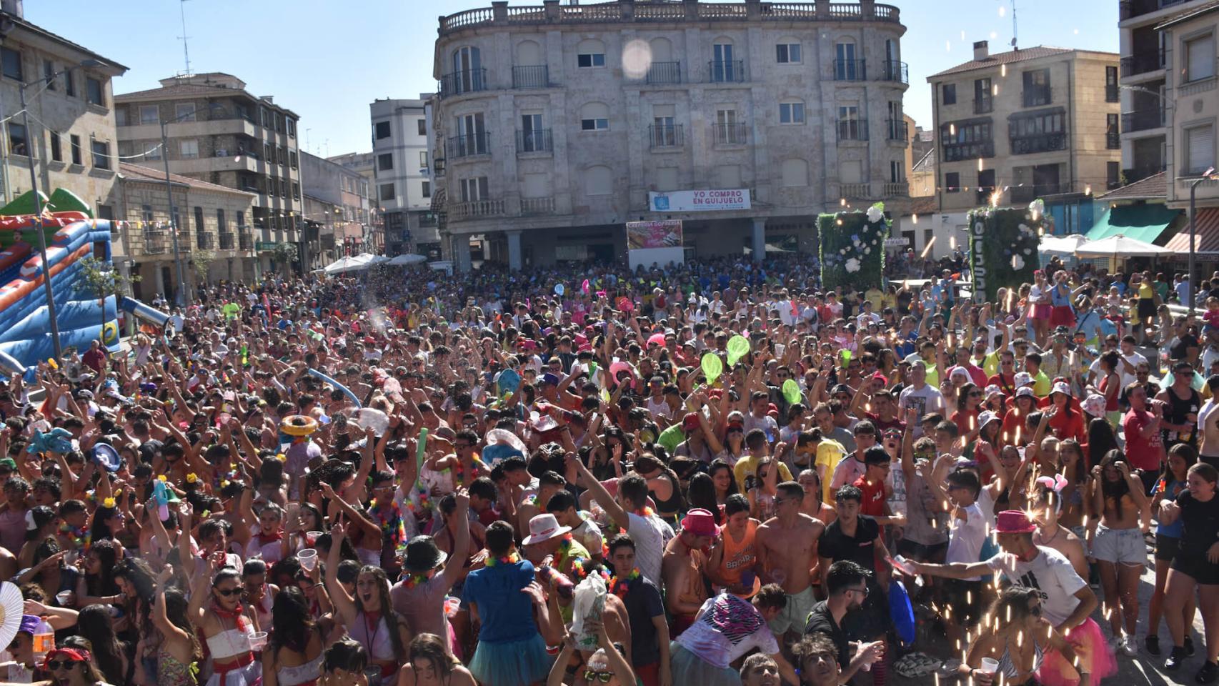 Imágenes del chupinazo de las Fiestas de Guijuelo 2022