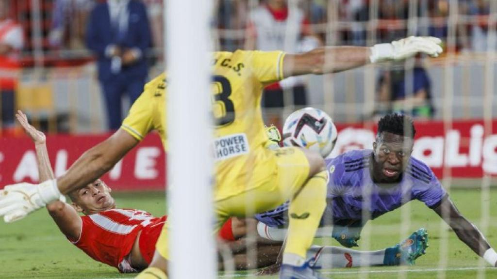 Vinicius Júnior se topa con Fernando.