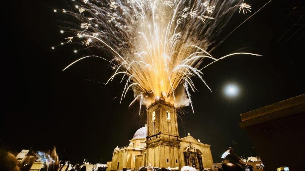 Una Nit de l'Albà anterior, en la que se ve el instante de la Palmera de la Virgen.