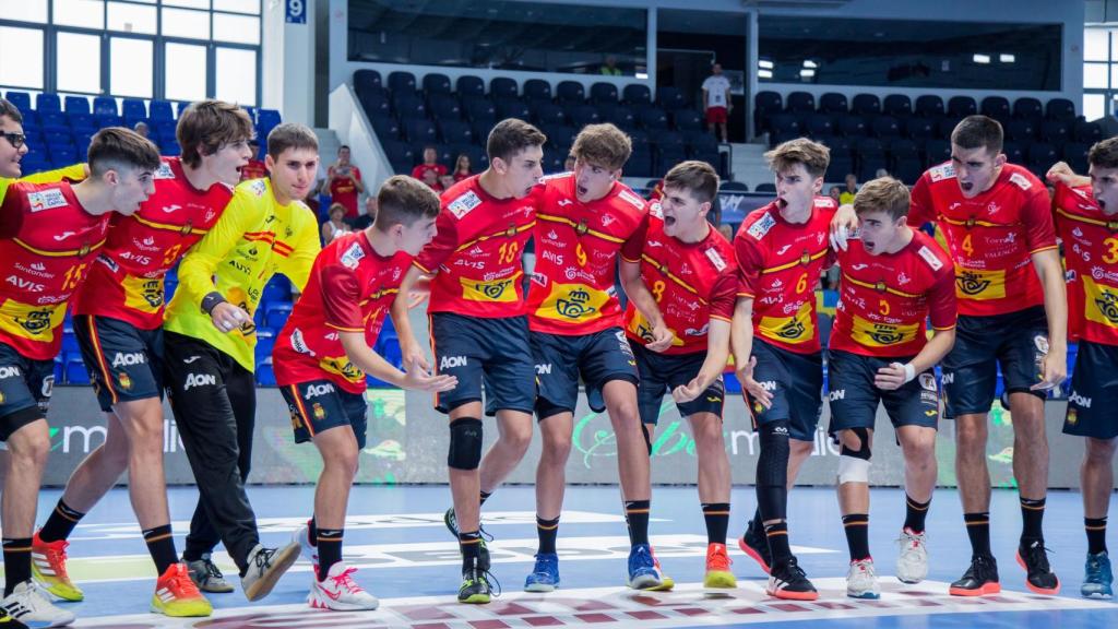 Los jugadores de la selección española de balonmano masculino Sub18 en el Europeo Juvenil de 2022.