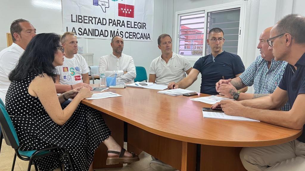 Carlos Velázquez se ha reunido con la Plataforma para la Defensa del Convenio Sanitario con Madrid.