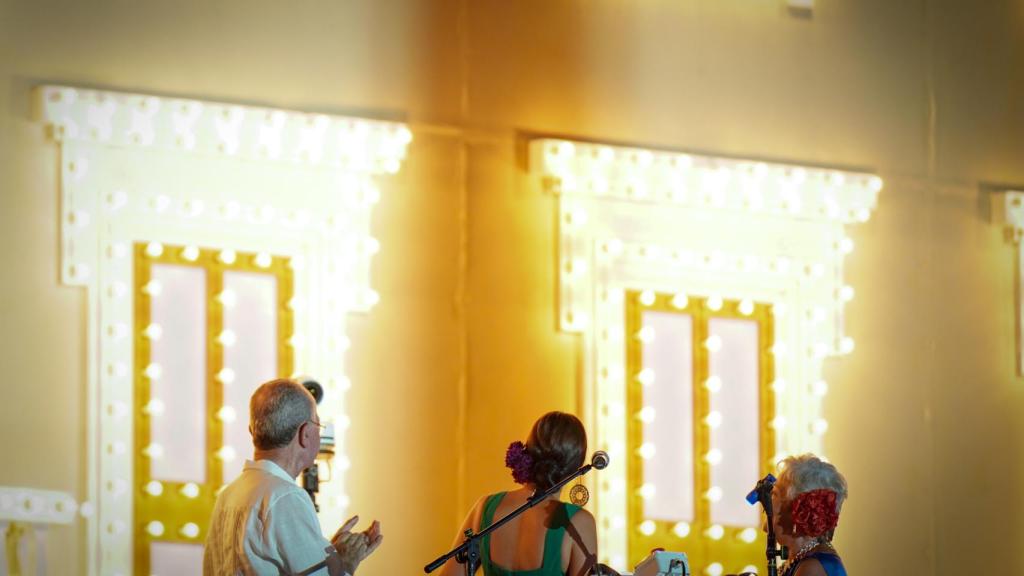 María iluminando la Feria.