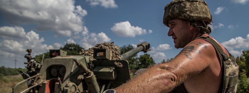 Un soldado ucraniano, junto a un obús howitzer en la región de Mikholaiv este sábado 13 de agosto